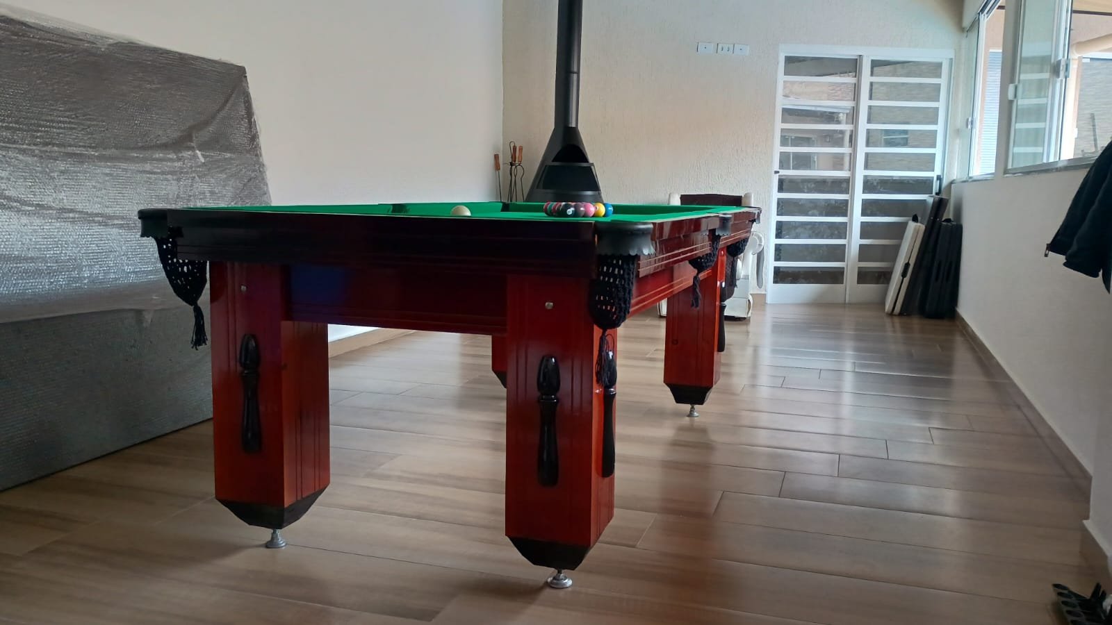 Mesa de Bilhar Madeira Maciça Tecido Verde Detalhes nos pés 1.30x2.20