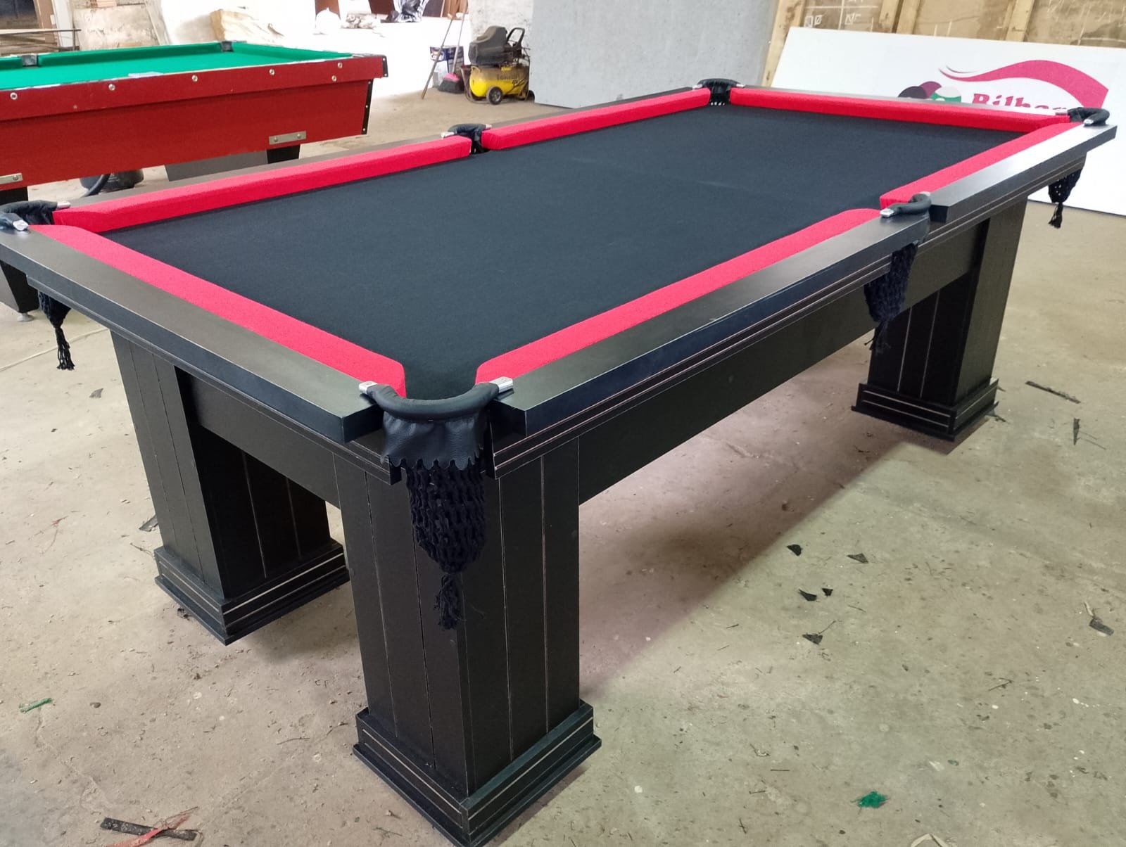 Mesa de Bilhar Cor Preta Tecido Preto e Vermelho 1.20x2.20